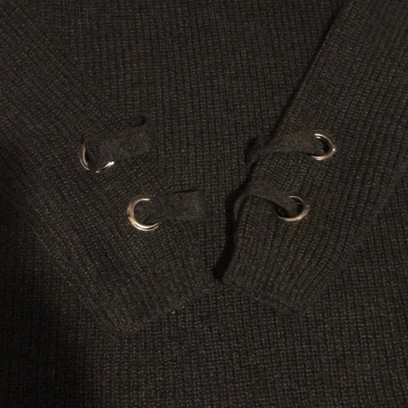 Skies Are Blue brand- cold shoulder sweater - Picture 3 of 3